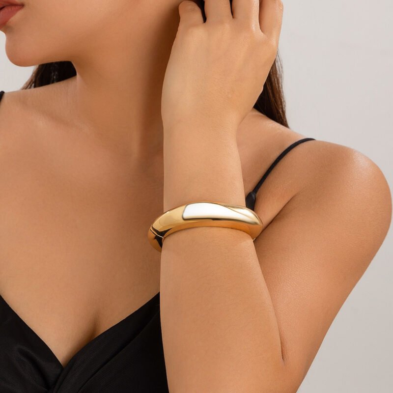 18K gold geometric shape with wide surface and texture design noble and light luxury bracelet - 图片 2