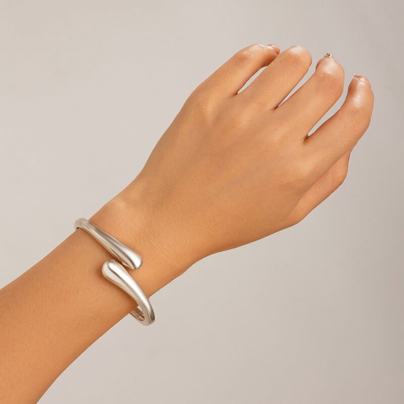 18K gold geometric shape with wide surface and texture design noble and light luxury bracelet - 图片 3