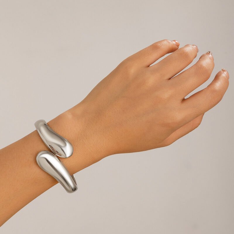 18K gold geometric shape with wide surface and texture design noble and light luxury bracelet - 图片 4