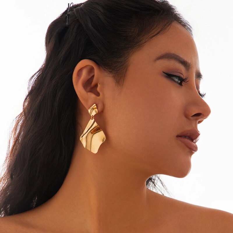 Ingemark Vintage Irregular Pleated Metal Drop Earring for Women - 图片 3
