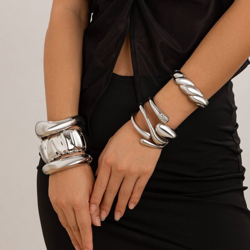 18K gold geometric shape with wide surface and texture design noble and light luxury bracelet - 图片 11