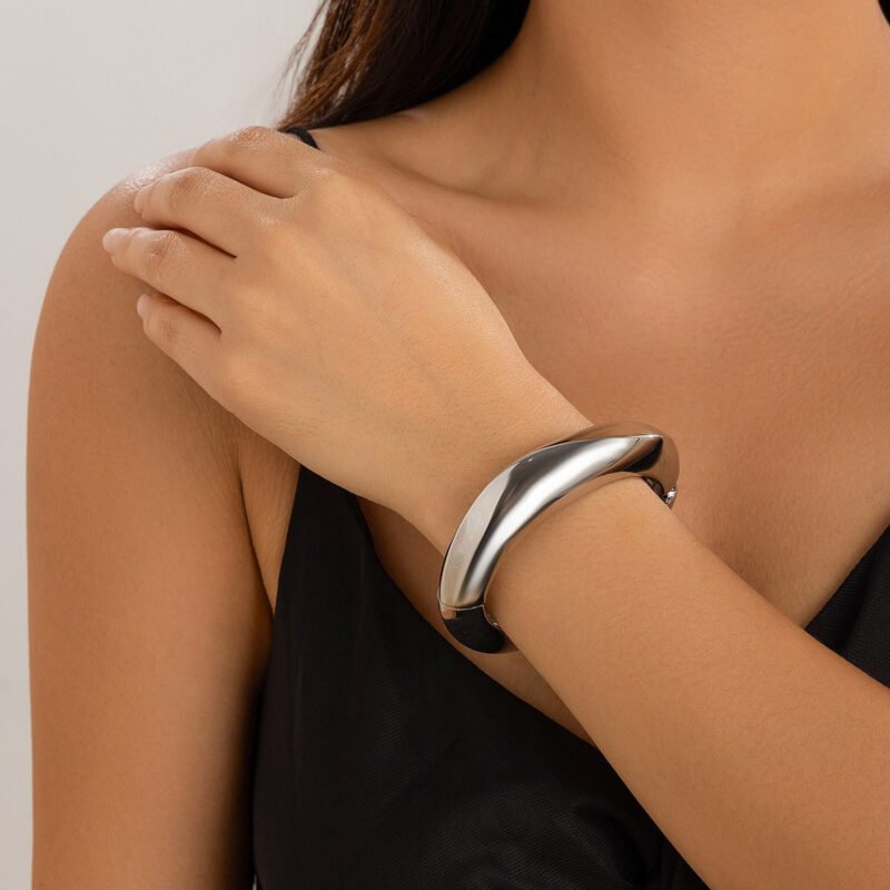 18K gold geometric shape with wide surface and texture design noble and light luxury bracelet - 图片 13