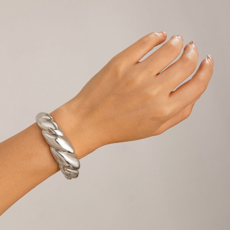 18K gold geometric shape with wide surface and texture design noble and light luxury bracelet - 图片 16